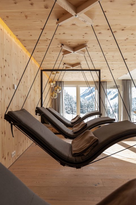 Bilder aus der Sportalm Moderne Hängeliegen mit Kissen in einem Holzraum mit Bergblick