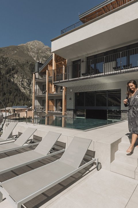 Bilder aus der Sportalm Frau im Bademantel am Poolbereich eines Hotels in den Bergen