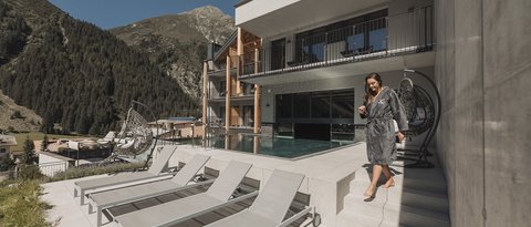 Bilder aus der Sportalm Frau im Bademantel am Poolbereich eines Hotels in den Bergen