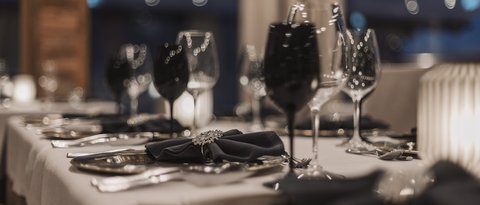 Bilder aus der Sportalm Eleganter gedeckter Tisch mit schwarzen Gläsern und grauen Servietten
