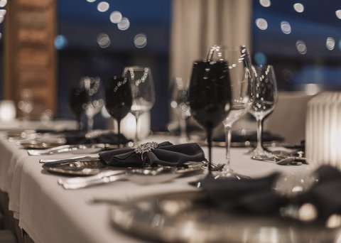 Pictures from Sportalm Elegant table setting with black glasses and gray napkins