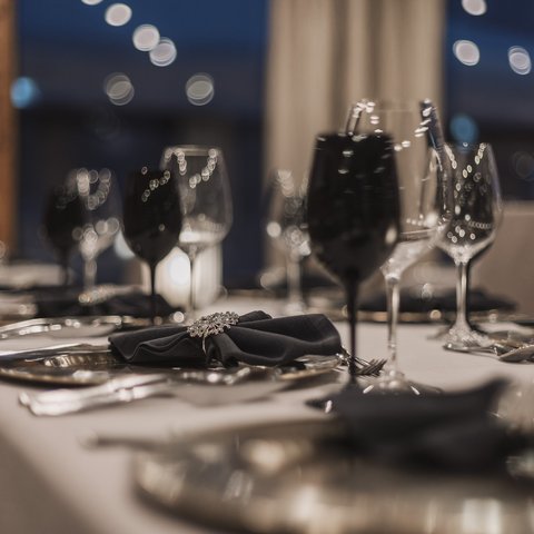 Pictures from Sportalm Elegant table setting with black glasses and gray napkins
