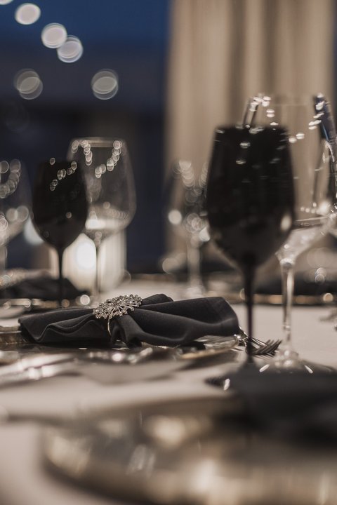 Pictures from Sportalm Elegant table setting with black glasses and gray napkins