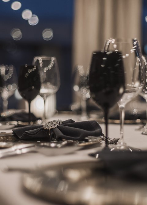 Bilder aus der Sportalm Eleganter gedeckter Tisch mit schwarzen Gläsern und grauen Servietten