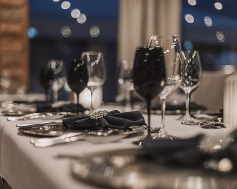 Pictures from Sportalm Elegant table setting with black glasses and gray napkins