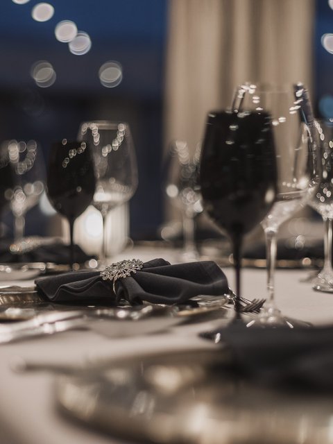 Pictures from Sportalm Elegant table setting with black glasses and gray napkins