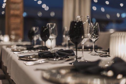 Bilder aus der Sportalm Eleganter gedeckter Tisch mit schwarzen Gläsern und grauen Servietten