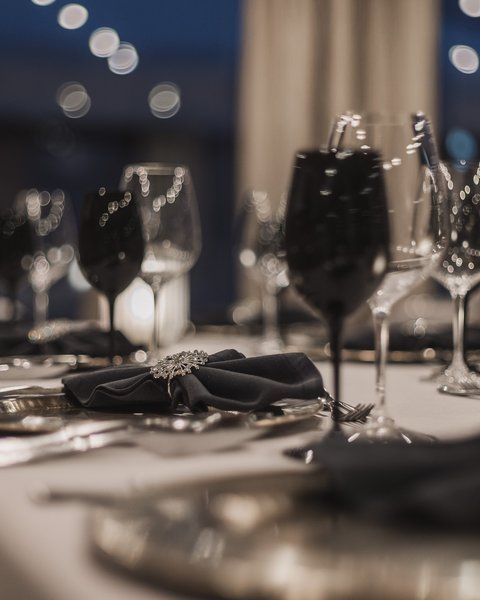 Bilder aus der Sportalm Eleganter gedeckter Tisch mit schwarzen Gläsern und grauen Servietten