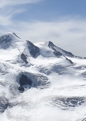 DAS Hotel in St. Leonhard im Pitztal: Alpine Resort Sportalm Schneebedeckte Alpenberge mit blauem Himmel und dünnen Wolken