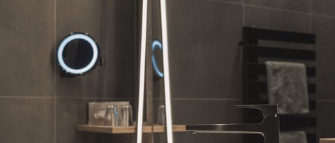 Bilder aus der Sportalm Moderner Badwaschtisch mit rundem Waschbecken und beleuchtetem Spiegel