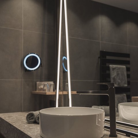 Bilder aus der Sportalm Moderner Badwaschtisch mit rundem Waschbecken und beleuchtetem Spiegel