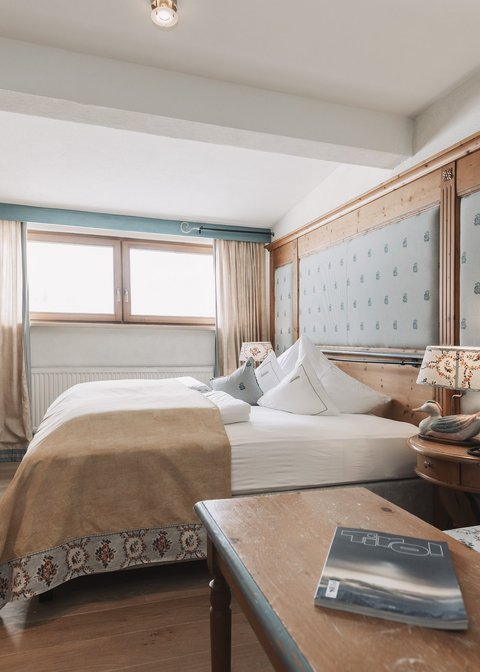 Bilder aus der Sportalm Gemütliches Hotelzimmer mit Holzmöbeln und Doppelbett