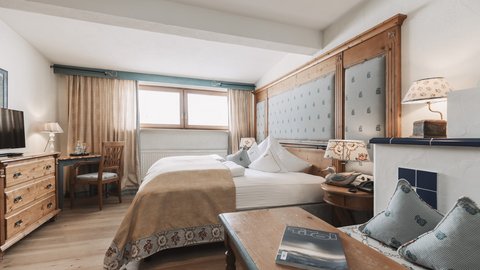 Bilder aus der Sportalm Gemütliches Hotelzimmer mit Holzmöbeln und Doppelbett