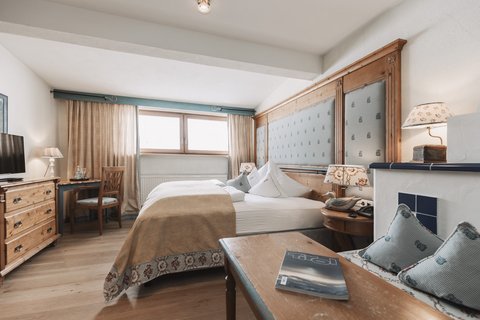 Bilder aus der Sportalm Gemütliches Hotelzimmer mit Holzmöbeln und Doppelbett