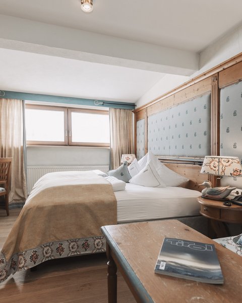 Bilder aus der Sportalm Gemütliches Hotelzimmer mit Holzmöbeln und Doppelbett