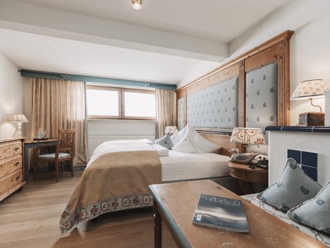 Bilder aus der Sportalm Gemütliches Hotelzimmer mit Holzmöbeln und Doppelbett