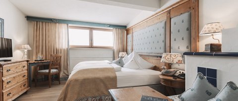 Bilder aus der Sportalm Gemütliches Hotelzimmer mit Holzmöbeln und Doppelbett