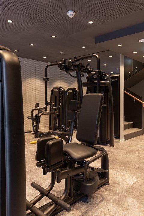Bilder aus der Sportalm Moderne Fitnessgeräte in einem hellen Fitnessstudio