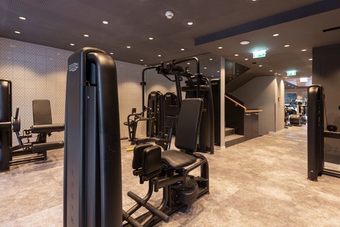 Bilder aus der Sportalm Moderne Fitnessgeräte in einem hellen Fitnessstudio