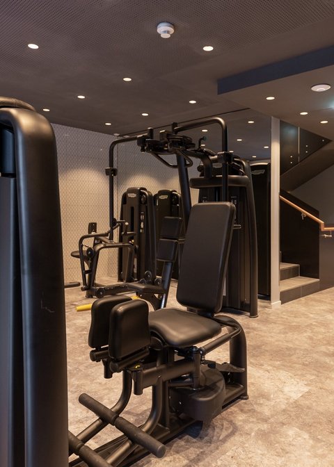 Bilder aus der Sportalm Moderne Fitnessgeräte in einem hellen Fitnessstudio