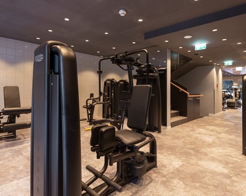Bilder aus der Sportalm Moderne Fitnessgeräte in einem hellen Fitnessstudio