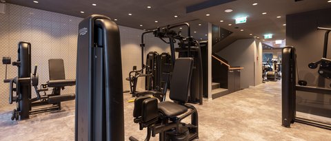Bilder aus der Sportalm Moderne Fitnessgeräte in einem hellen Fitnessstudio