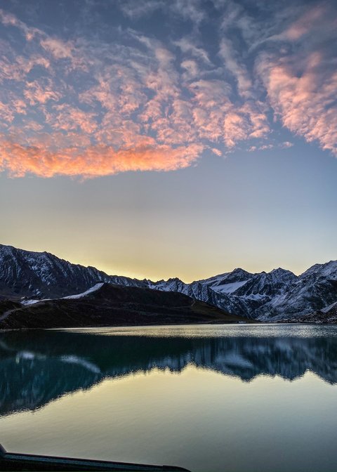 Bilder aus der Sportalm Bergsee mit Spiegelung und rosa Wolken im Sonnenuntergang