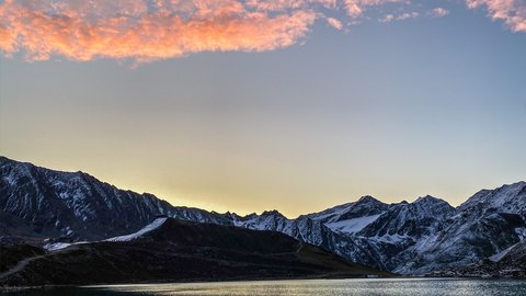 Bilder aus der Sportalm Bergsee mit Spiegelung und rosa Wolken im Sonnenuntergang