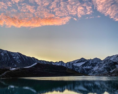 Bilder aus der Sportalm Bergsee mit Spiegelung und rosa Wolken im Sonnenuntergang