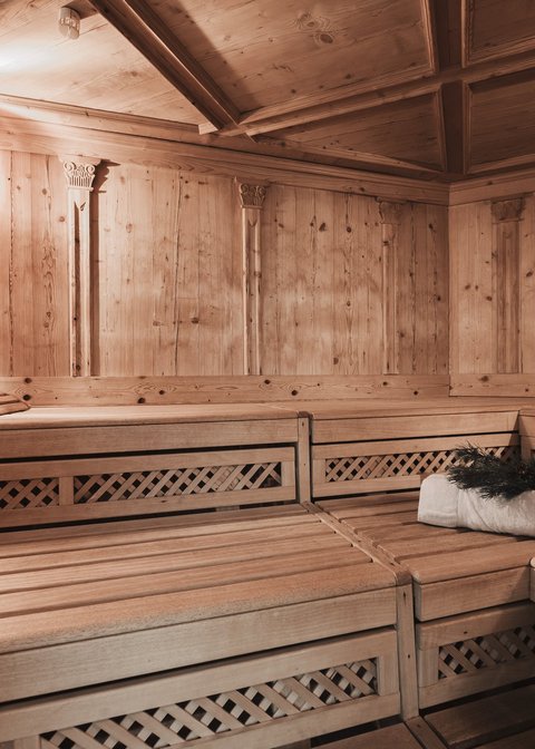 Bilder aus der Sportalm Holzsauna mit Licht, Handtuch, Saunakübel und Aufgussbesen