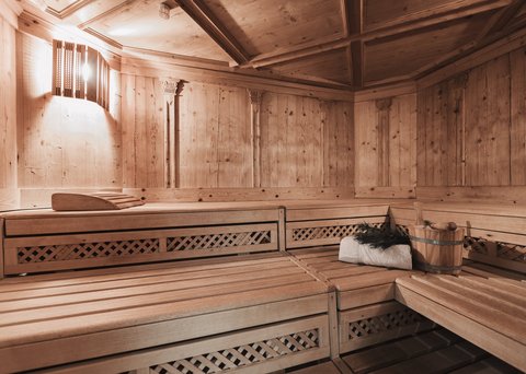 Bilder aus der Sportalm Holzsauna mit Licht, Handtuch, Saunakübel und Aufgussbesen