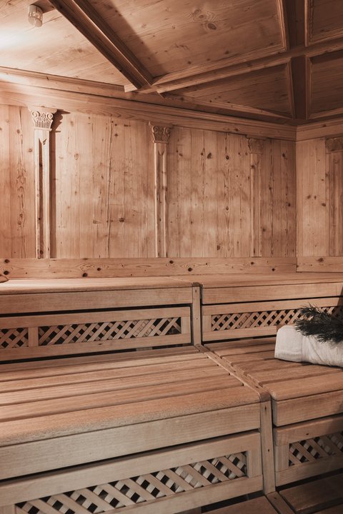 Bilder aus der Sportalm Holzsauna mit Licht, Handtuch, Saunakübel und Aufgussbesen