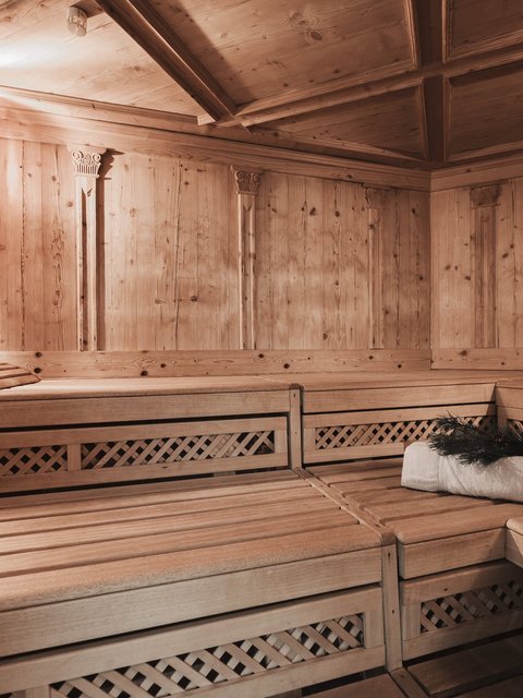 Bilder aus der Sportalm Holzsauna mit Licht, Handtuch, Saunakübel und Aufgussbesen