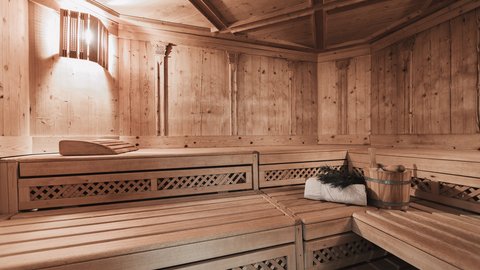 Bilder aus der Sportalm Holzsauna mit Licht, Handtuch, Saunakübel und Aufgussbesen