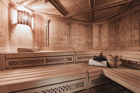 Bilder aus der Sportalm Holzsauna mit Licht, Handtuch, Saunakübel und Aufgussbesen