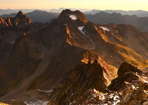Bilder aus der Sportalm Berggipfel im goldenen Sonnenlicht bei Sonnenuntergang im Gebirge