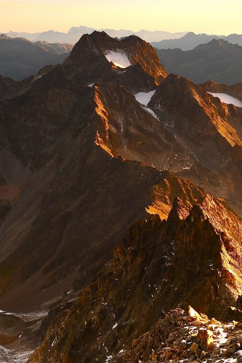 Bilder aus der Sportalm Berggipfel im goldenen Sonnenlicht bei Sonnenuntergang im Gebirge