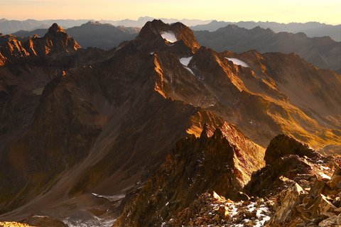 Bilder aus der Sportalm Berggipfel im goldenen Sonnenlicht bei Sonnenuntergang im Gebirge