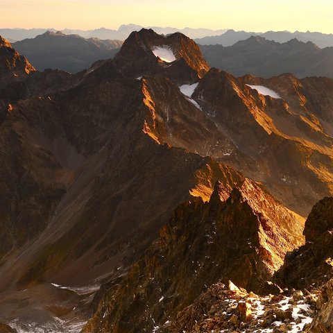 Bilder aus der Sportalm Berggipfel im goldenen Sonnenlicht bei Sonnenuntergang im Gebirge