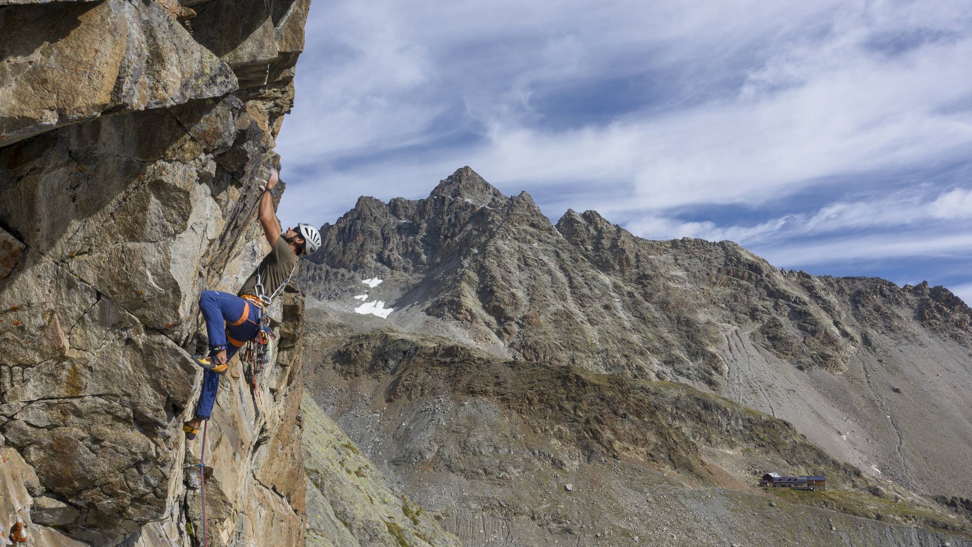 Klettern im Pitztal: Adrenalin und Nervenkitzel Kletterer an einer Felswand in den Bergen bei klarem Himmel