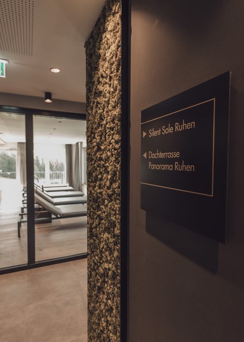 Bilder aus der Sportalm Blick in einen Ruhebereich mit Liegestühlen und einem Hinweisschild zu Silent Sole und Dachterrasse