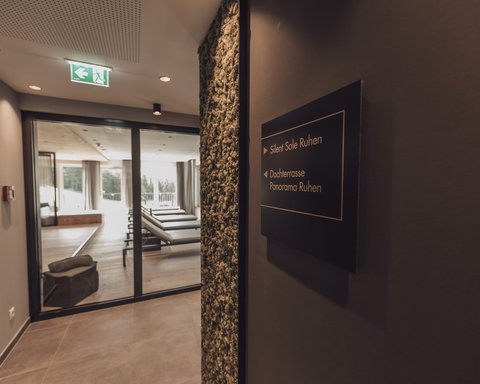 Bilder aus der Sportalm Blick in einen Ruhebereich mit Liegestühlen und einem Hinweisschild zu Silent Sole und Dachterrasse