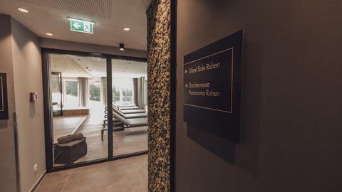 Bilder aus der Sportalm Blick in einen Ruhebereich mit Liegestühlen und einem Hinweisschild zu Silent Sole und Dachterrasse