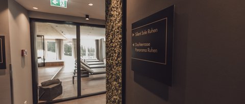 Bilder aus der Sportalm Blick in einen Ruhebereich mit Liegestühlen und einem Hinweisschild zu Silent Sole und Dachterrasse