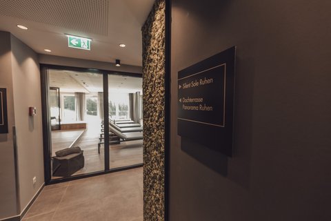 Bilder aus der Sportalm Blick in einen Ruhebereich mit Liegestühlen und einem Hinweisschild zu Silent Sole und Dachterrasse