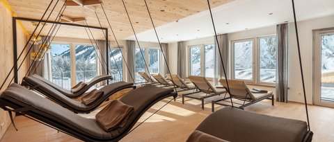 Bilder aus der Sportalm Helle Ruheraum mit Schaukelliegen und Blick auf verschneite Berge