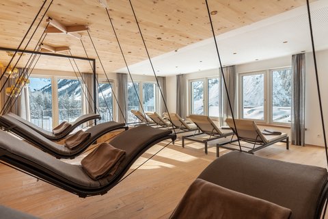 Bilder aus der Sportalm Helle Ruheraum mit Schaukelliegen und Blick auf verschneite Berge
