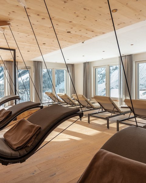 Bilder aus der Sportalm Helle Ruheraum mit Schaukelliegen und Blick auf verschneite Berge
