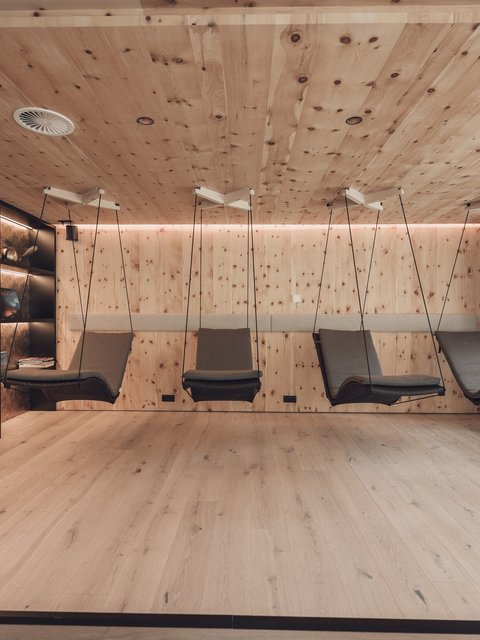 Bilder aus der Sportalm Moderner Ruheraum mit Holzverkleidung und hängenden Liegestühlen