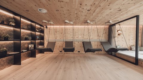 Bilder aus der Sportalm Moderner Ruheraum mit Holzverkleidung und hängenden Liegestühlen